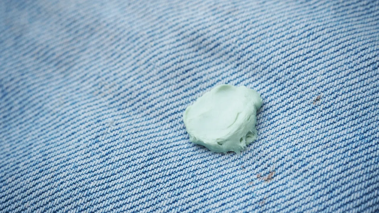 Zdjęcie Skuteczne metody jak usunąć gumę z bluzy bez uszkodzeń materiału
