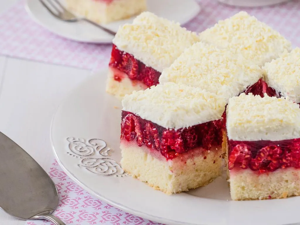 Zdjęcie Pyszne ciasto z malinami i bitą śmietaną - sprawdzony przepis krok po kroku