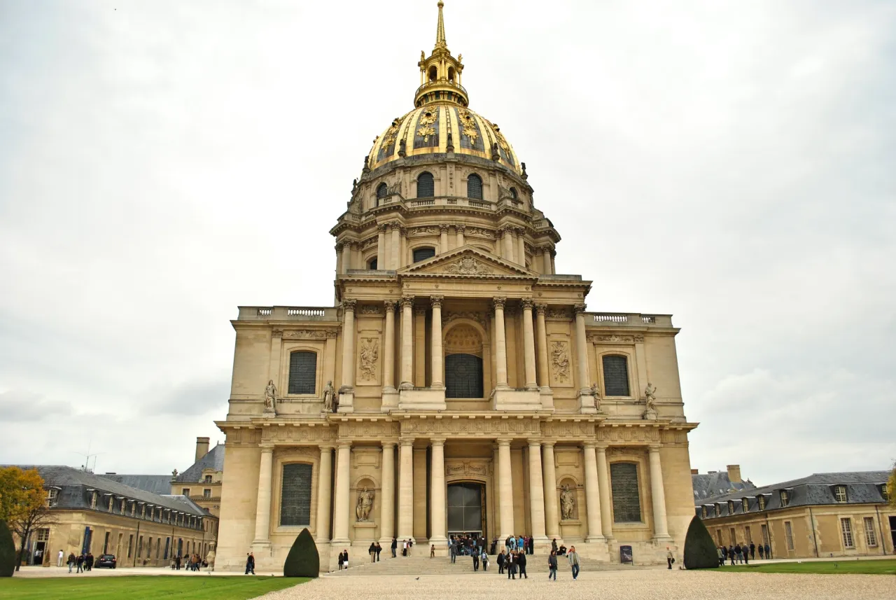 Imponująca kopuła Les Invalides, gdzie znajduje się grób Napoleona Bonaparte.