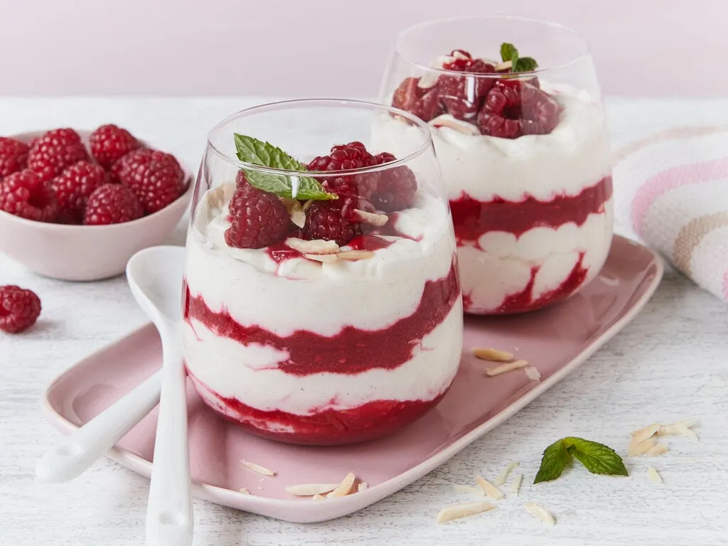 Perfekt geschichtetes Himbeer Dessert im Glas