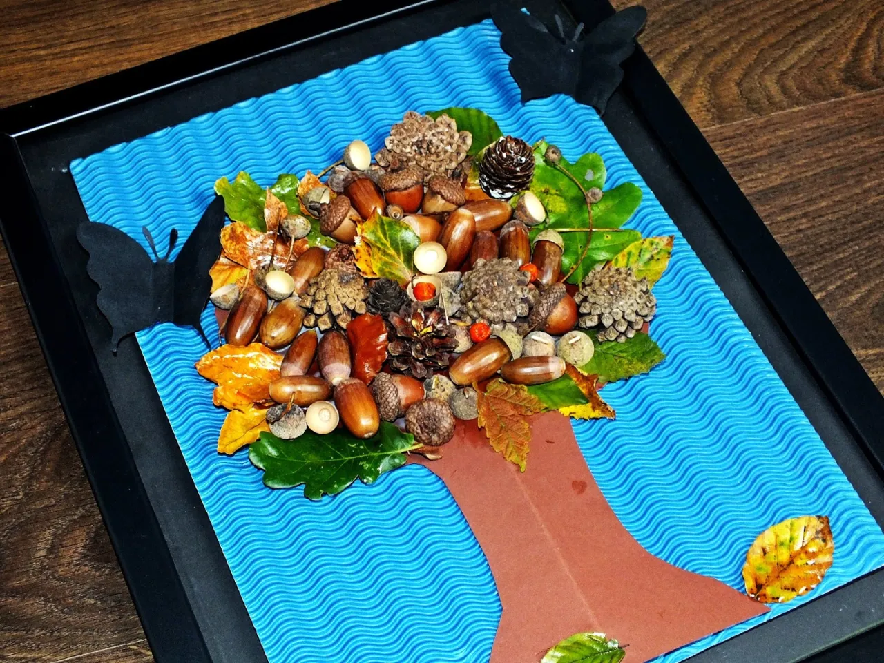 różne materiały naturalne do ścieżki sensorycznej, jesienne dary natury