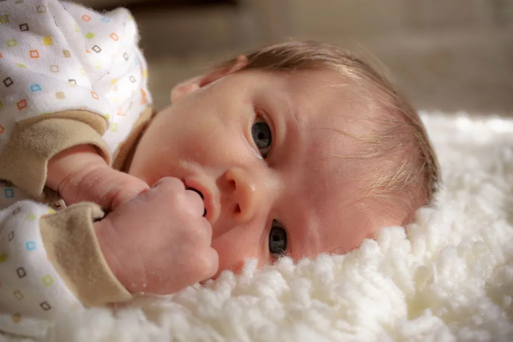 Blady niemowlak, zmęczony niemowlak