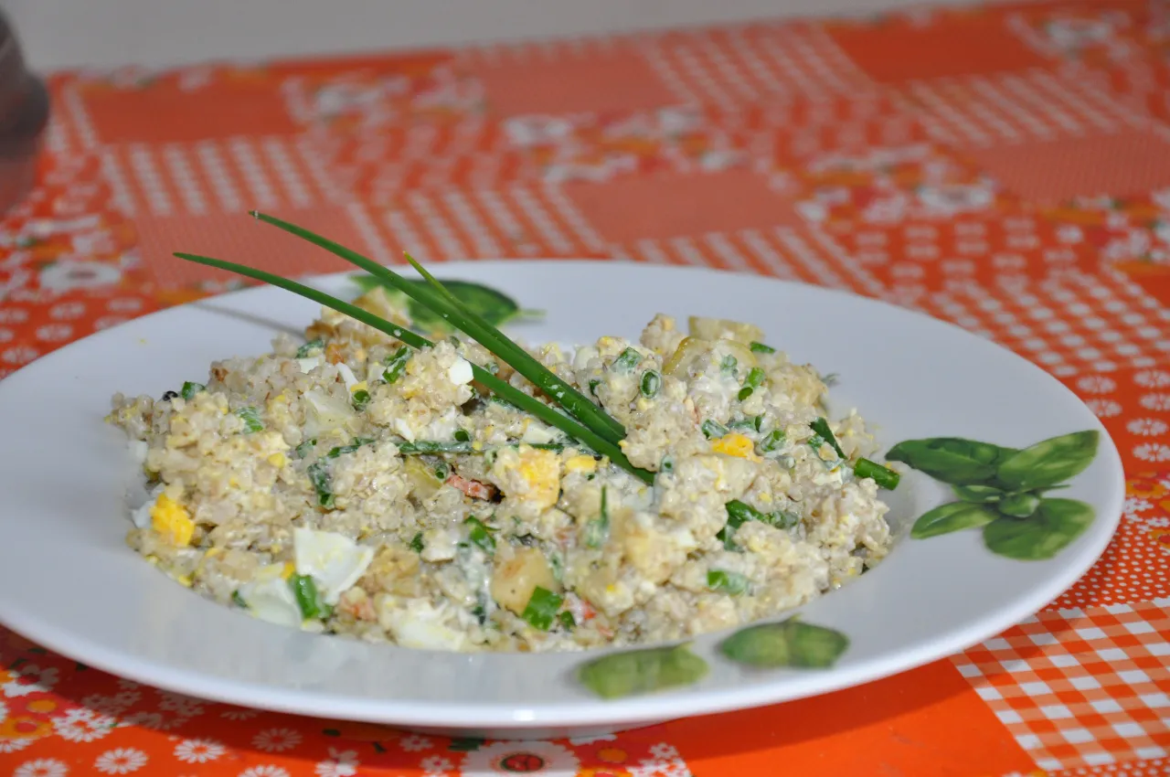 Sałatka z ugotowanej kaszy jęczmiennej z jajkiem i szczypiorkiem. Świetny pomysł, co zrobić z ugotowanej kaszy jęczmiennej na szybki obiad.