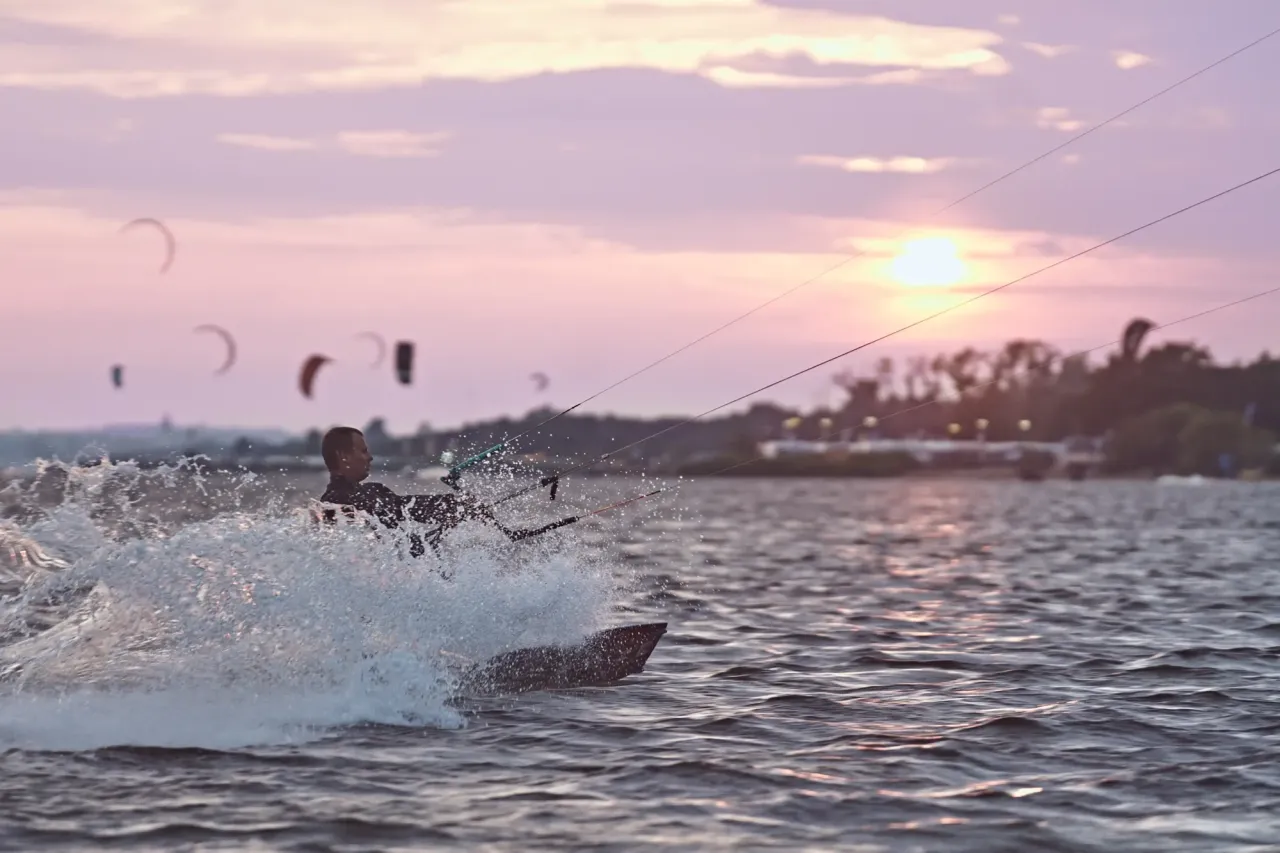 Instruktor kitesurfingu uczy kursanta na plaży