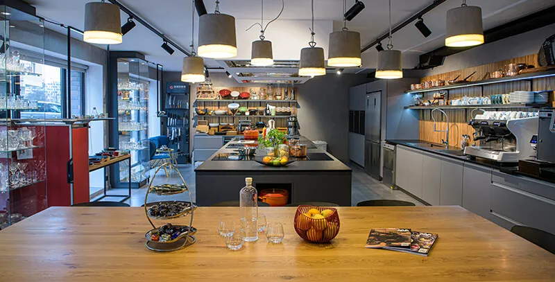 profesjonalna kuchnia w studiu kulinarnym