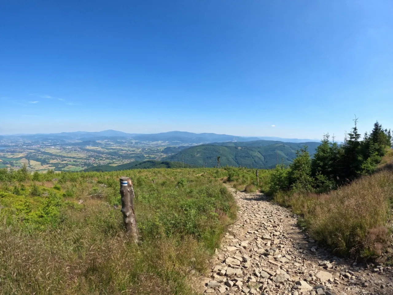 Łagodne szlaki g&oacute;rskie w Polsce, np. w Beskidach lub Pieninach