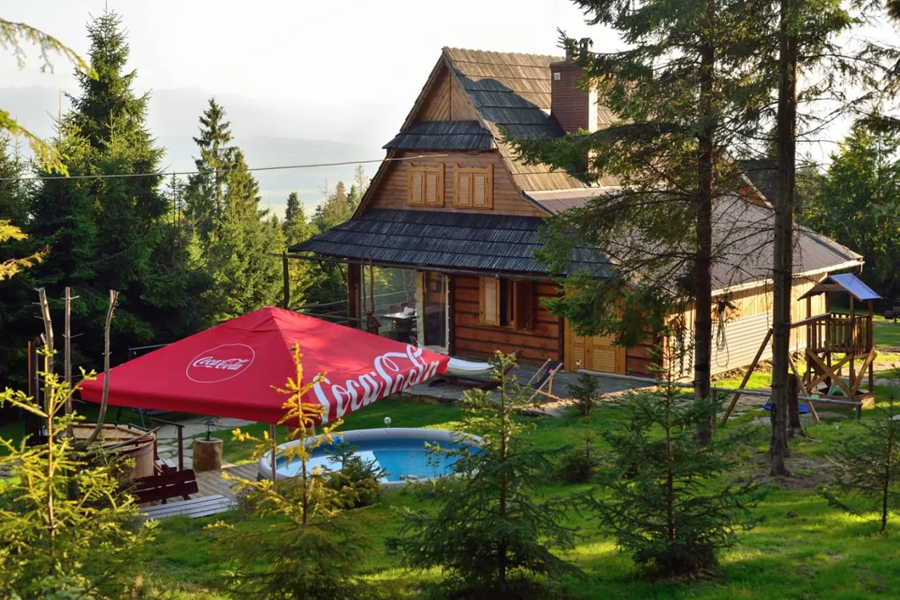 Bac&oacute;wka u Dudka widok na Tatry, domek w Gorcach