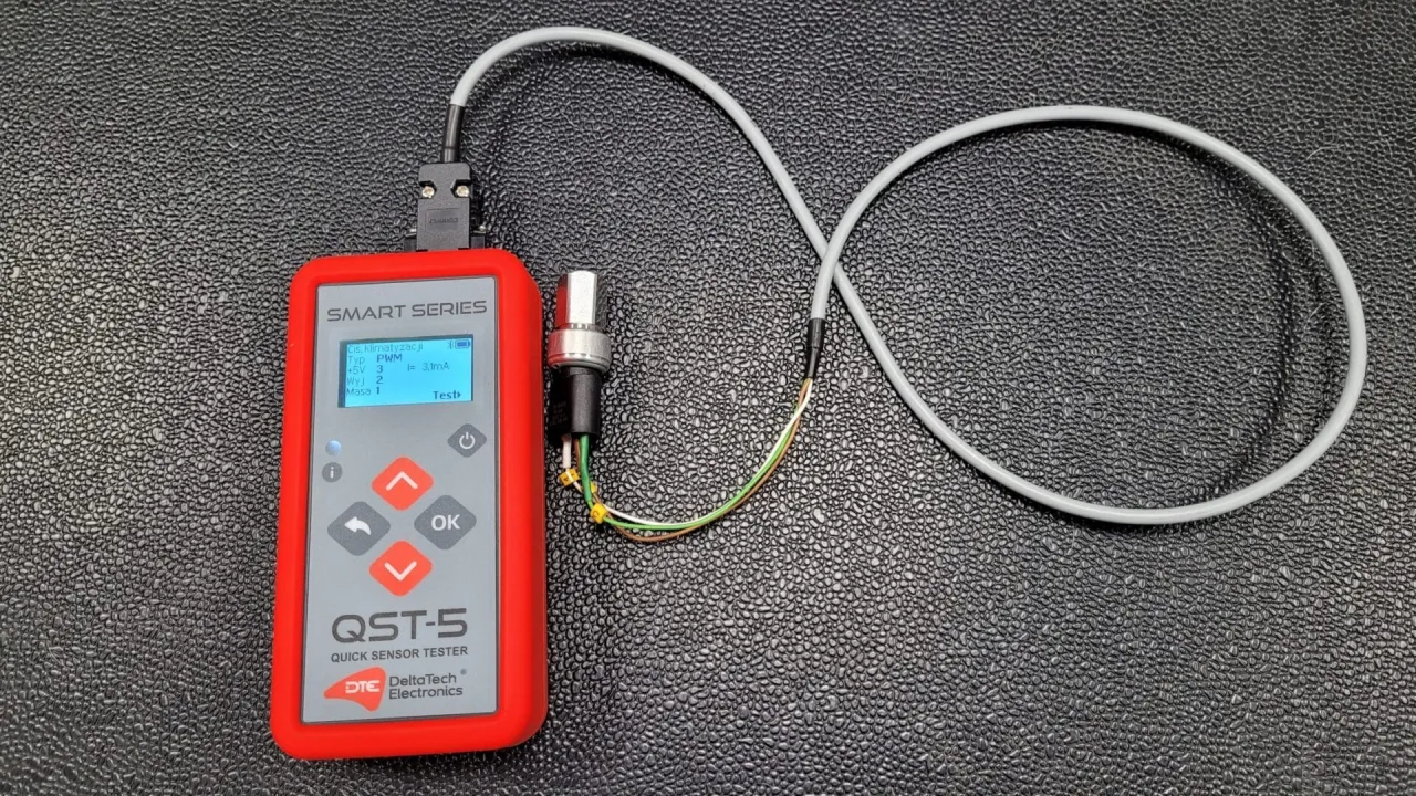 Tester QST-5 sprawdza czujnik ciśnienia klimatyzacji. Pomaga to jak sprawdzić czy sprężarka klimatyzacji działa.