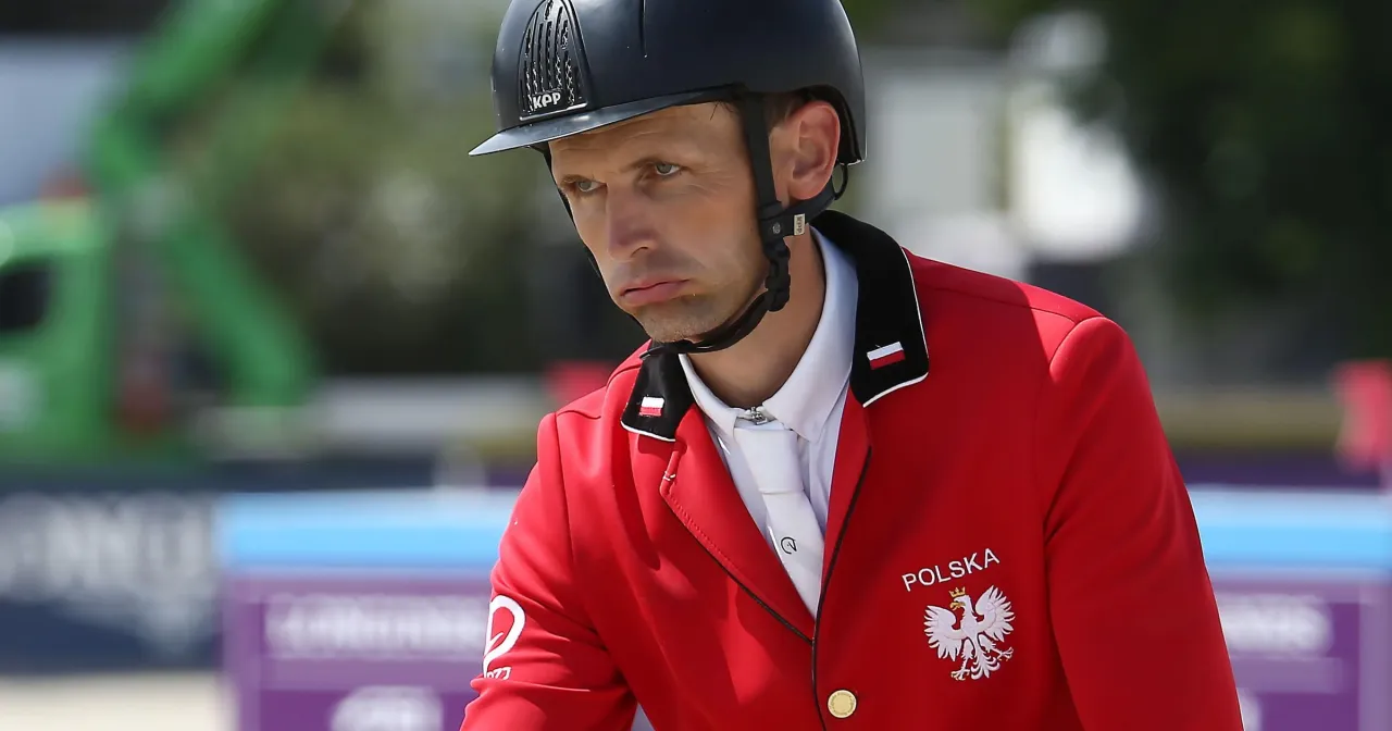 Jeździec odbierający nagrodę na podium