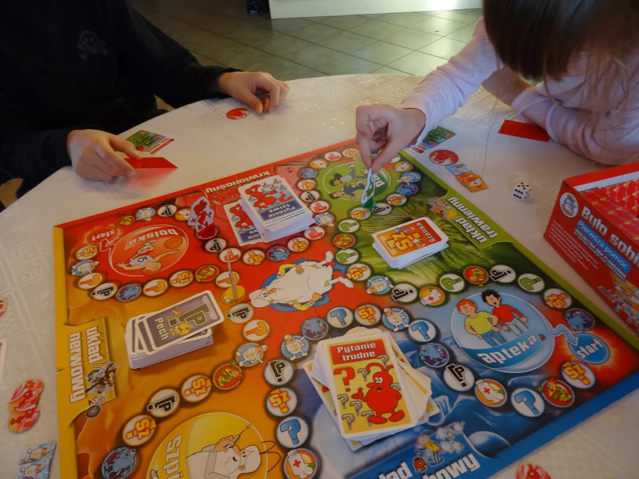 rodzic wybierający grę planszową z p&oacute;łki