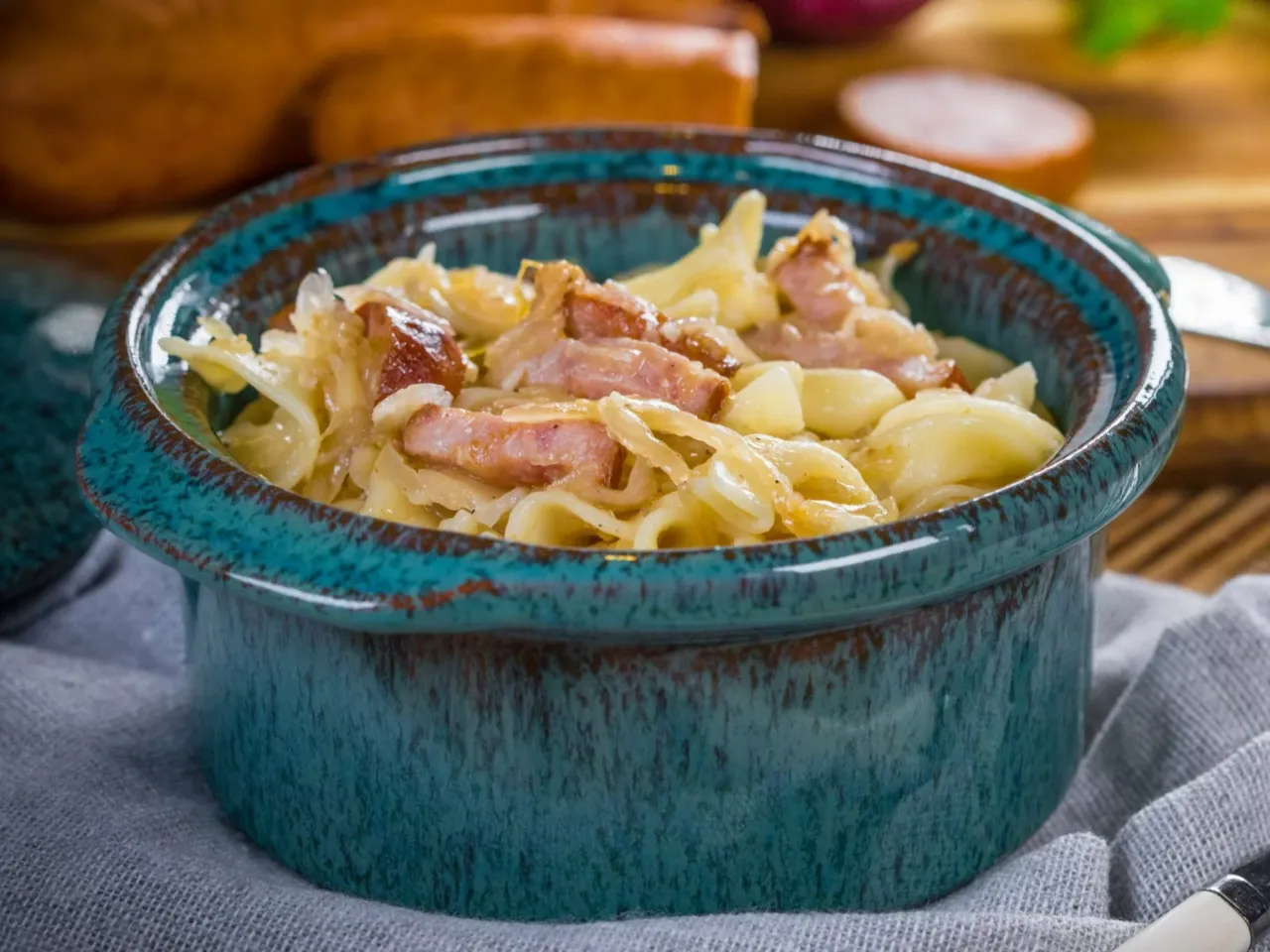 Pyszne danie z kapustą i boczkiem w glinianym naczyniu. Idealne pytanie: co ugotować na obiad?