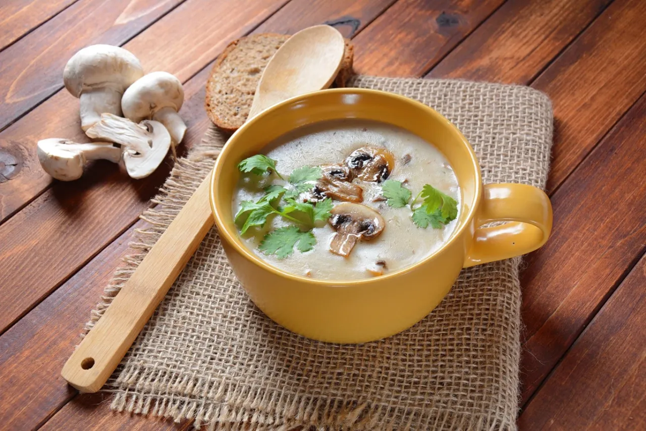 Zabielanie zupy pieczarkowej