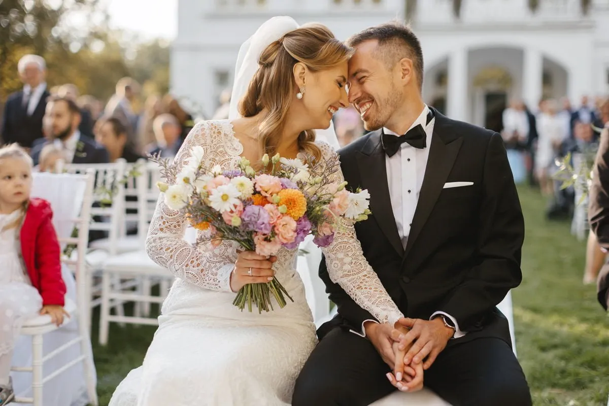 para młoda pisząca maila do fotografa