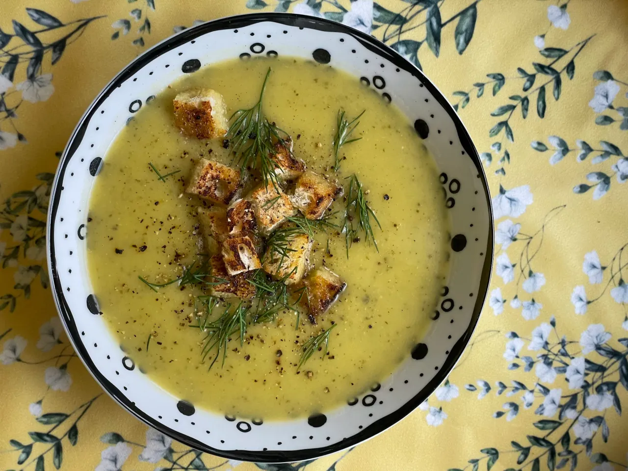 krem z ogórków kiszonych z grzankami