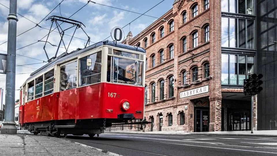 Tramwaj w Szczecinie na tle zabytk&oacute;w
