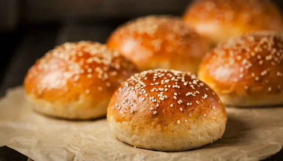 pains burger maison moelleux et dorés sur une grille