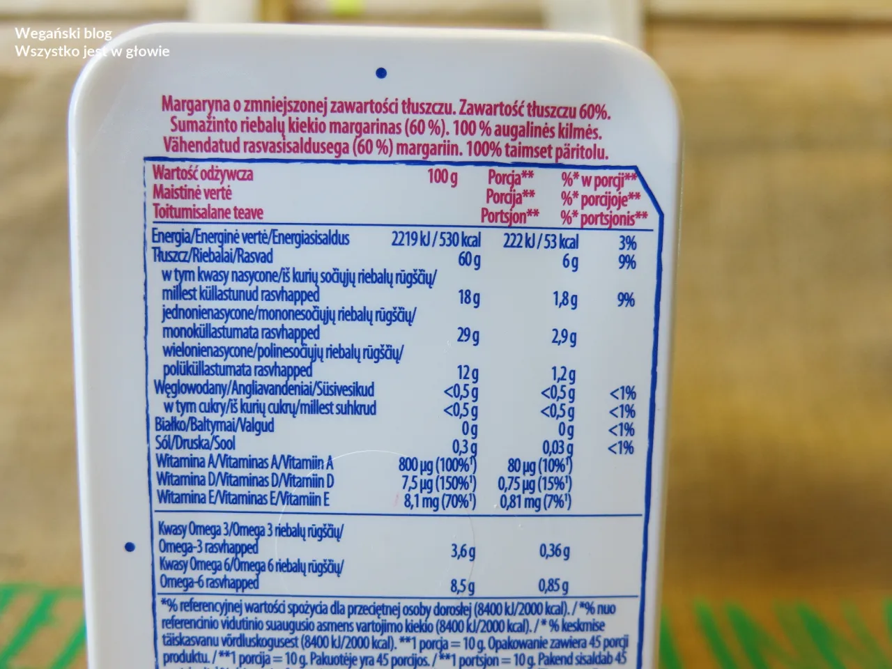 Na opakowaniu margaryny o obniżonej zawartości tłuszczu znajduje się tabela wartości odżywczych. Czy margaryna jest wegańska? Sprawdź skład!