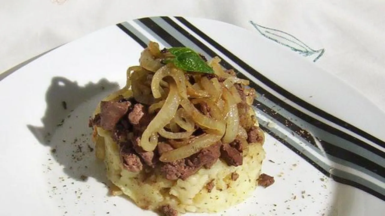 wątróbka z cebulką i ziemniakami puree