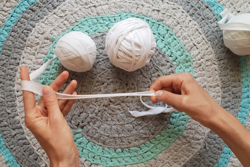 dywanik ze starych t-shirt&oacute;w DIY