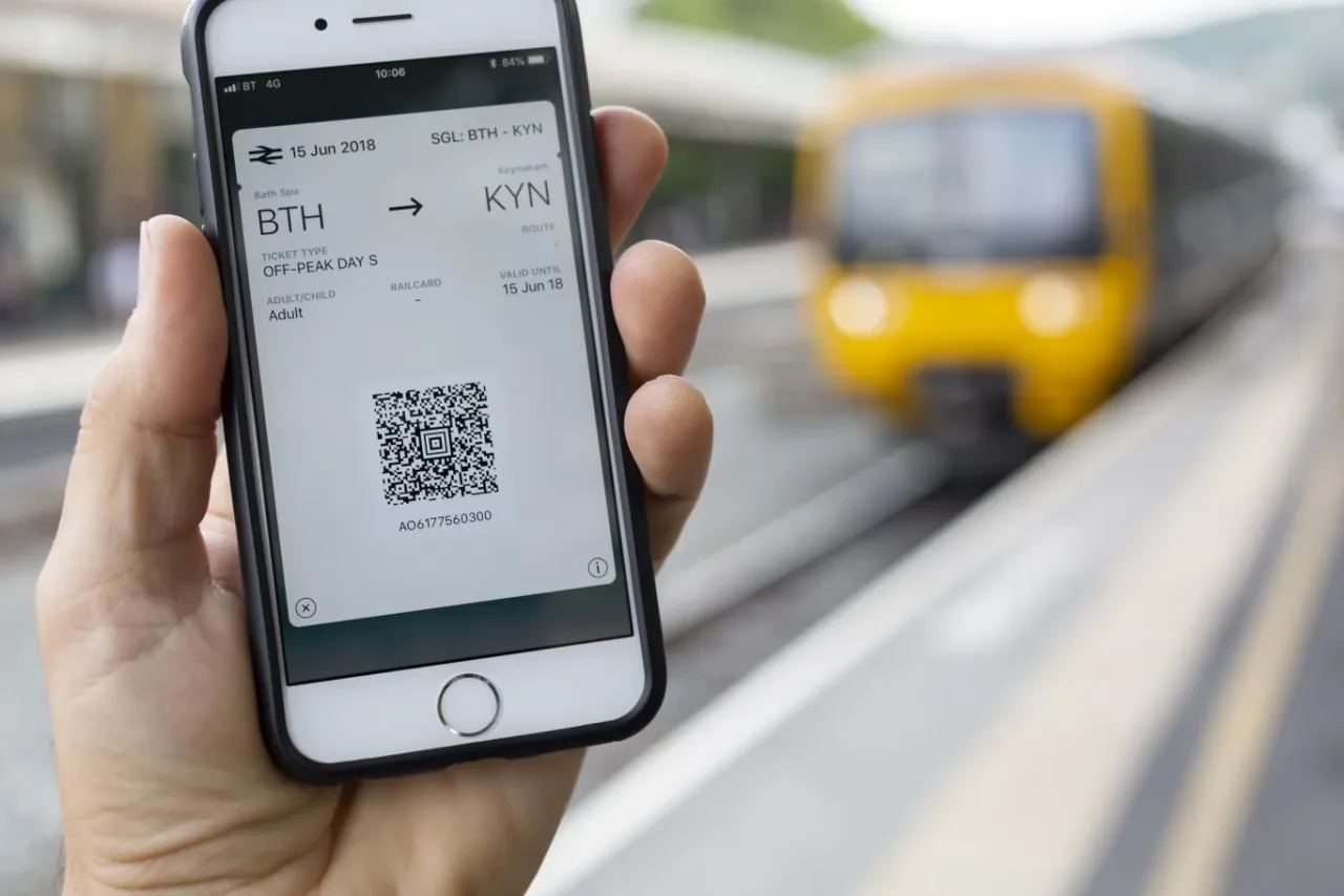 Osoba używająca aplikacji mobilnej do zakupu biletu na pociąg