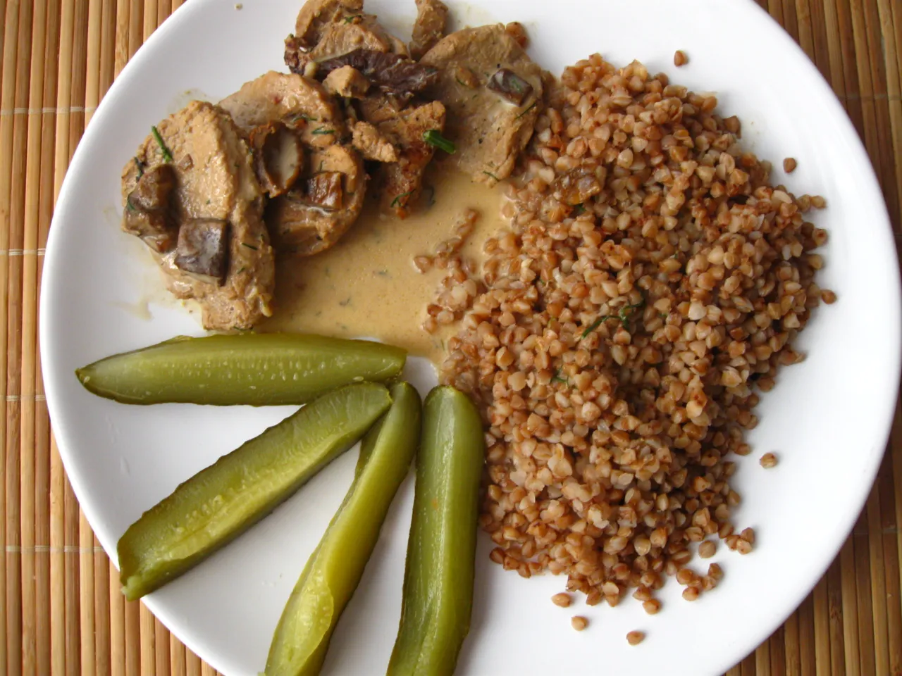 Mięso w sosie grzybowym z kaszą gryczaną i og&oacute;rkami kiszonymi. Idealny zestaw, by pokazać, sos grzybowy z czym podawać.