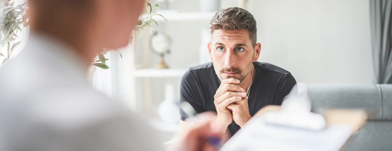 junger mann nachdenklich gesundheit prostata