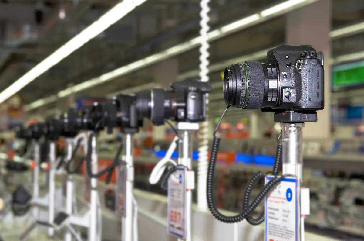 Aparat fotograficzny w sklepie stacjonarnym