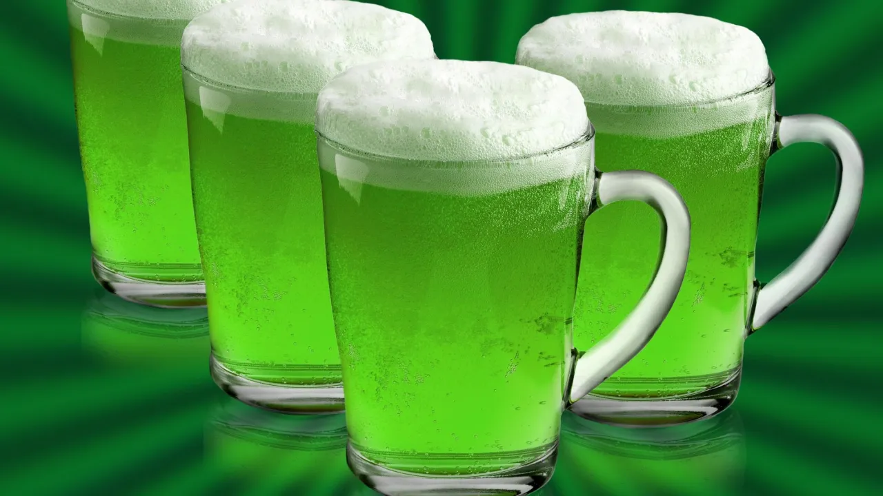 zielone piwo w kuflu pub iryjski