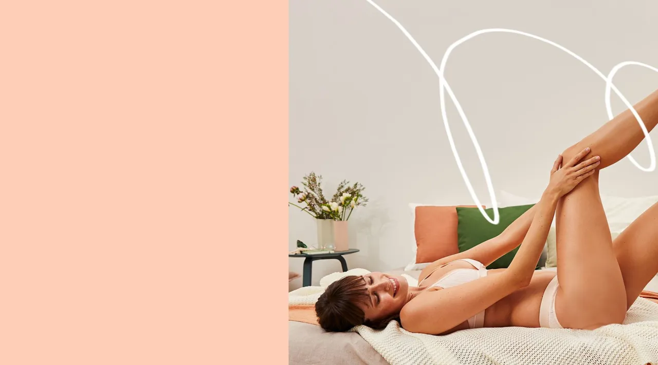 kobieta przygotowująca skórę do depilacji, peeling, ciepła kąpiel