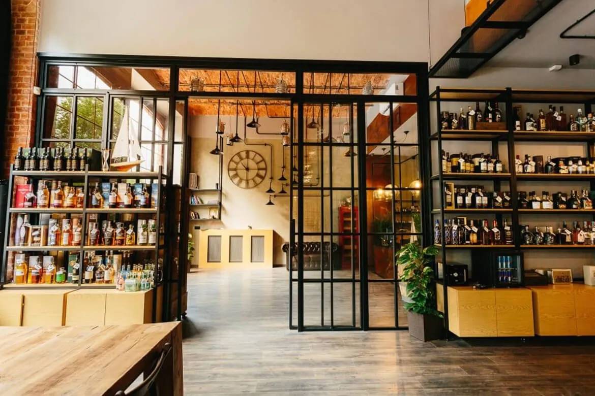 Specjalistyczny sklep z alkoholami wnętrze