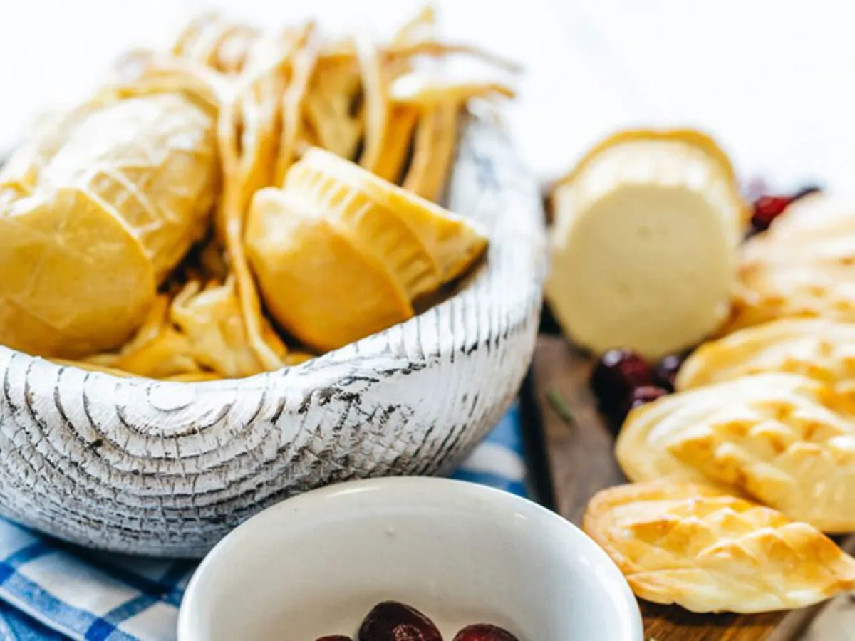 r&oacute;żne rodzaje bryndzy na desce do ser&oacute;w