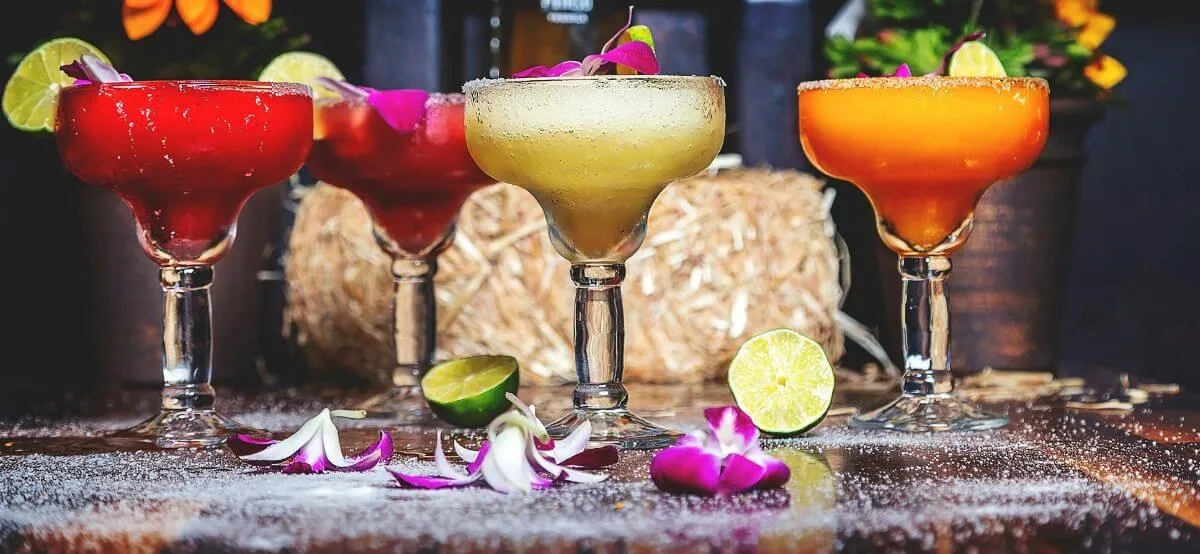 kolorowe mocktaile ze Spritem i limonką