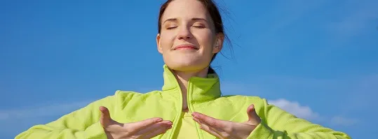 osoba jedząca powoli i uważnie