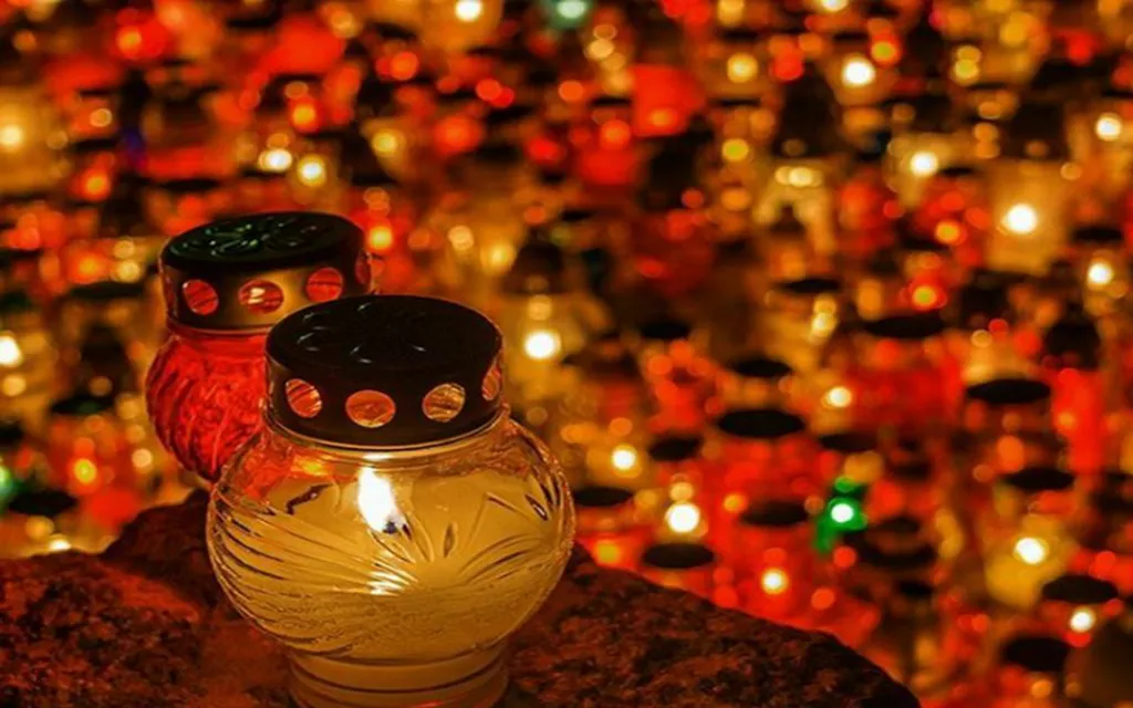 Dzień Wszystkich Świętych Europa tradycje kwiaty znicze