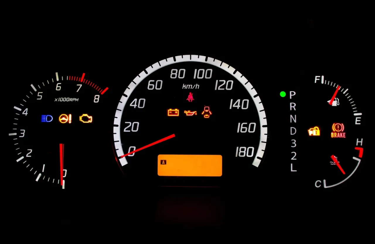 Kontrolka oleju świeci się, a obok niej kontrolka silnika. Zastanawiasz się, ile można przejechać po zapaleniu się kontrolki poziomu oleju? Lepiej nie ryzykować.