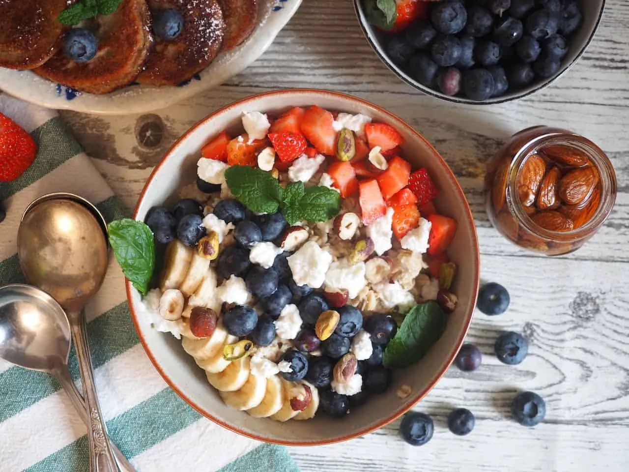 miska owsianki z owocami i orzechami