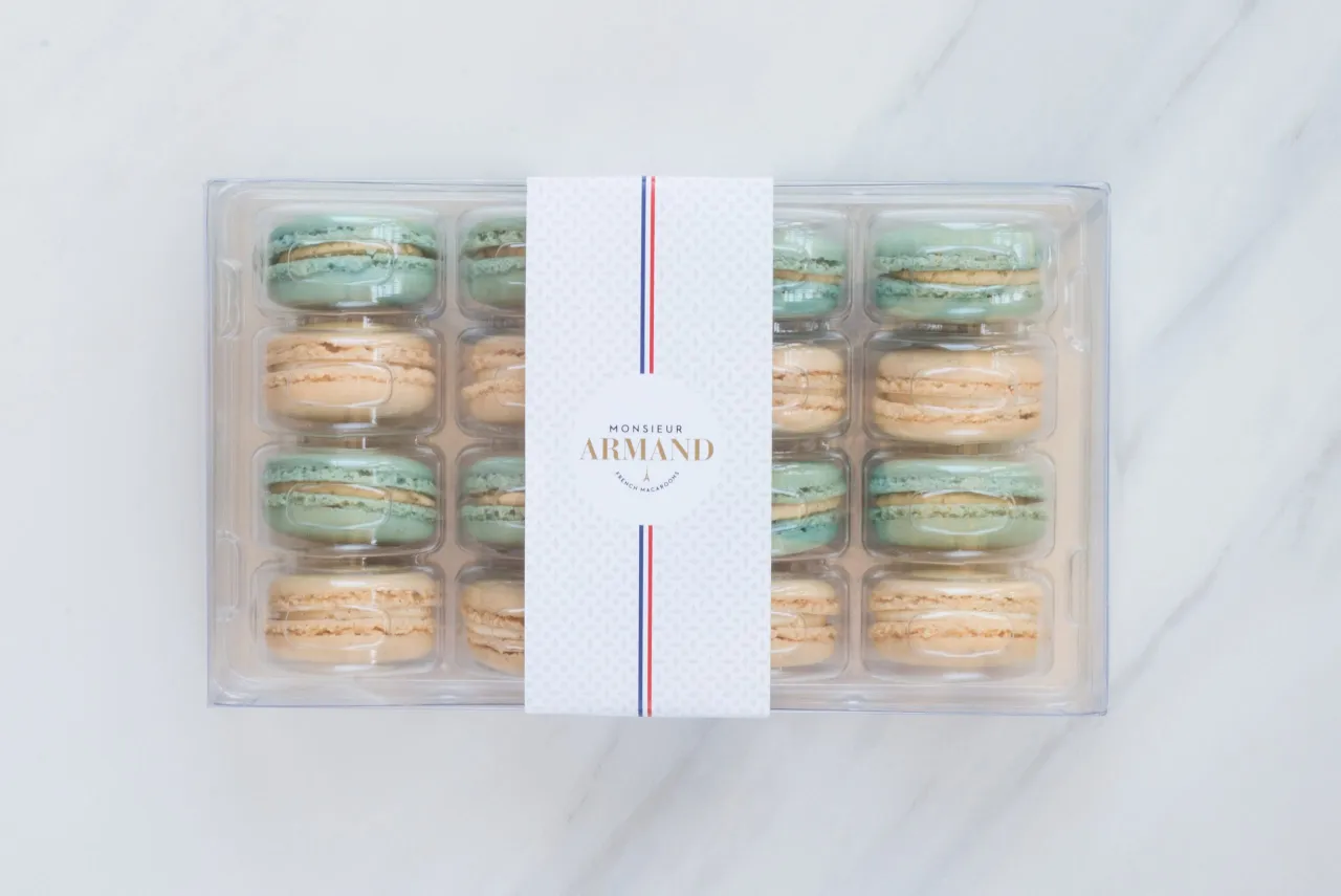 makaroniki w pudełku wysyłkowym