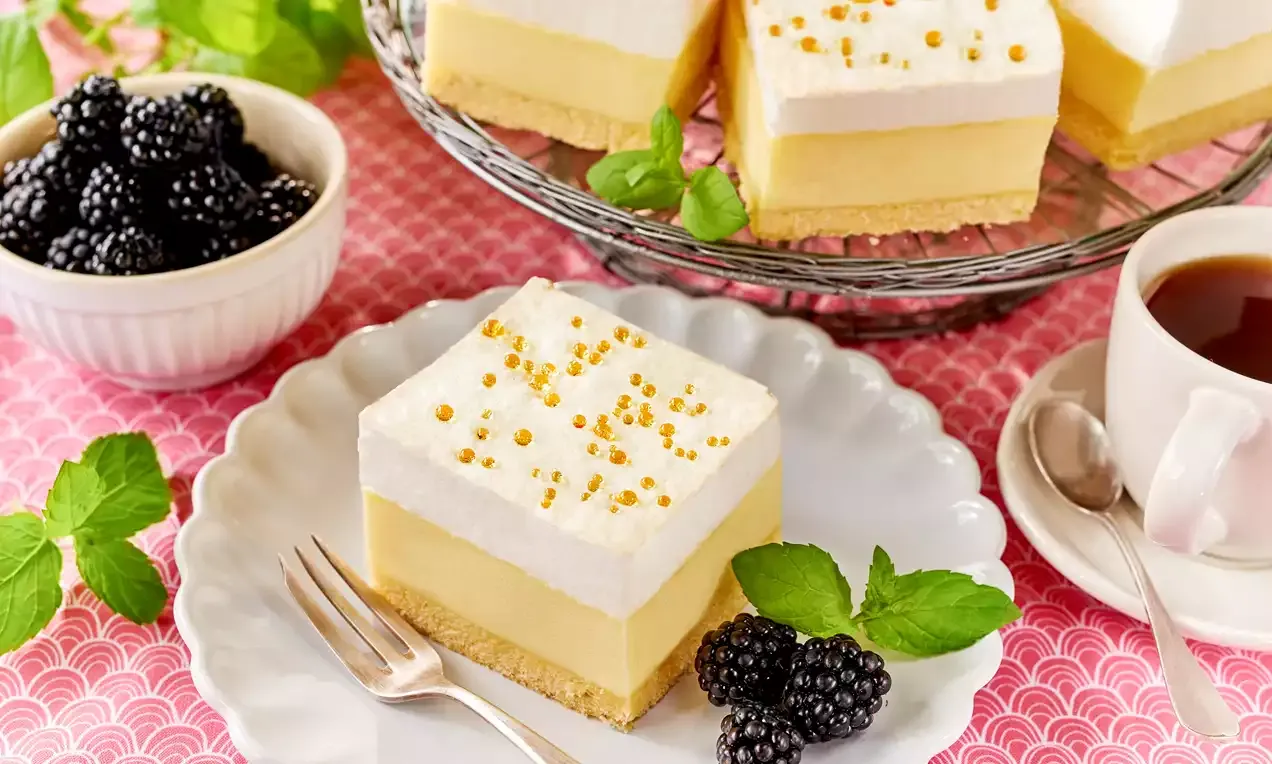 sernik z rosą na talerzu