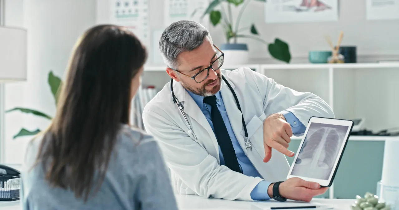 Kobieta w ciąży w gabinecie lekarskim lub schemat działania promieniowania RTG