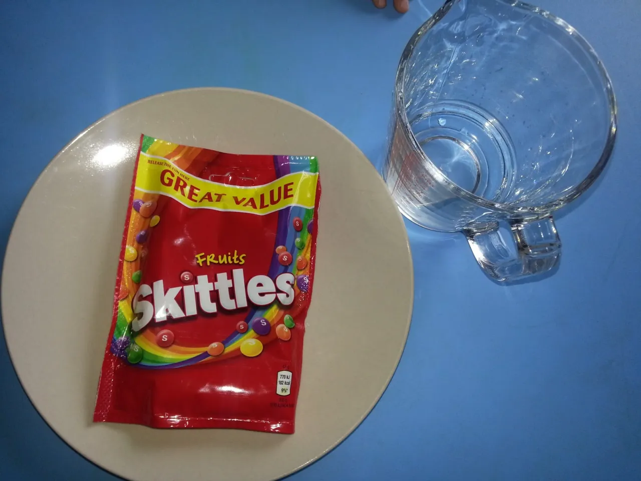 eksperyment skittles instrukcja
