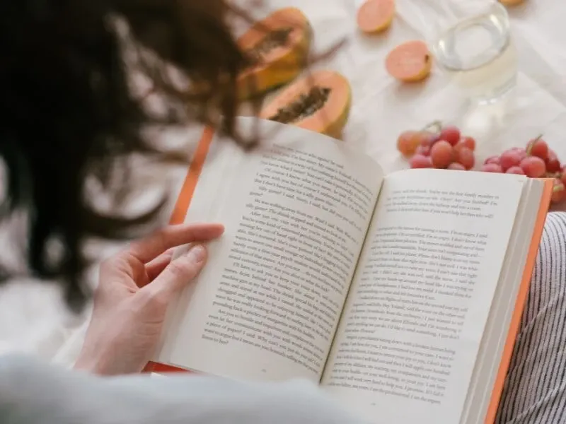 Zdjęcie Czy literatura uczy człowieka jak żyć? Odkryj jej moc w życiu