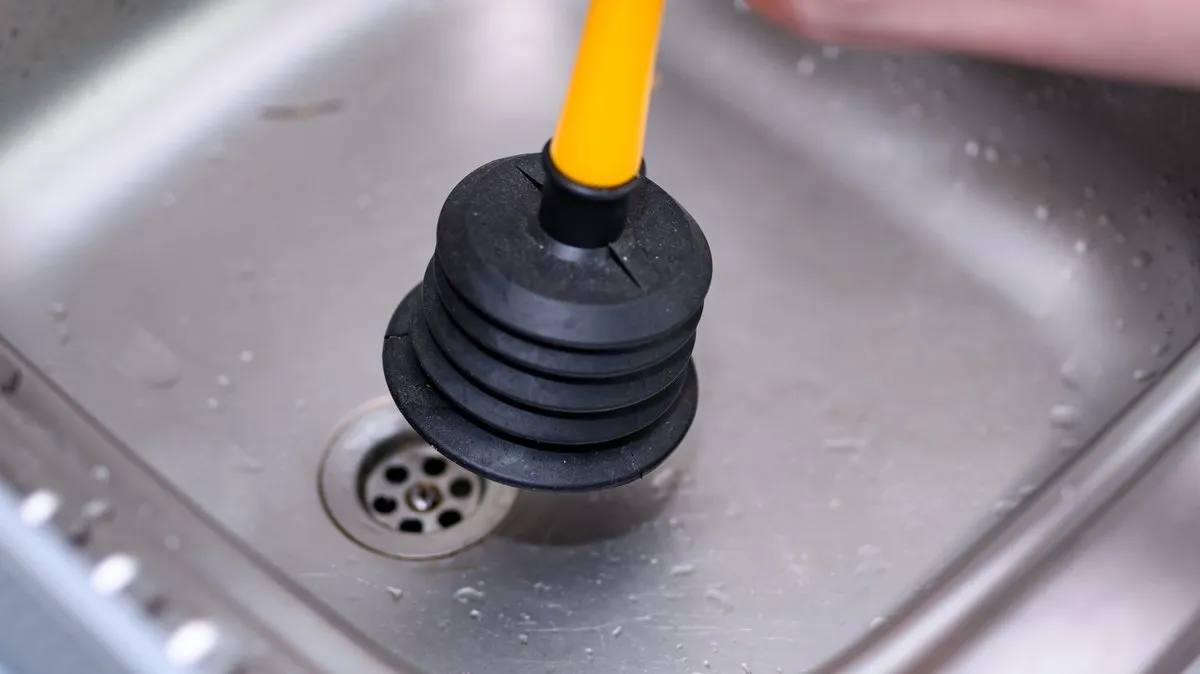 Zatkany zlew i butelki z octem i sodą oczyszczoną