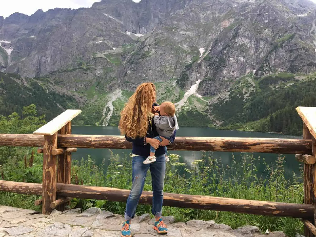Piękny widok na Morskie Oko, idealne miejsce na spacer na jaki szlak w Zakopanem z dzieckiem.