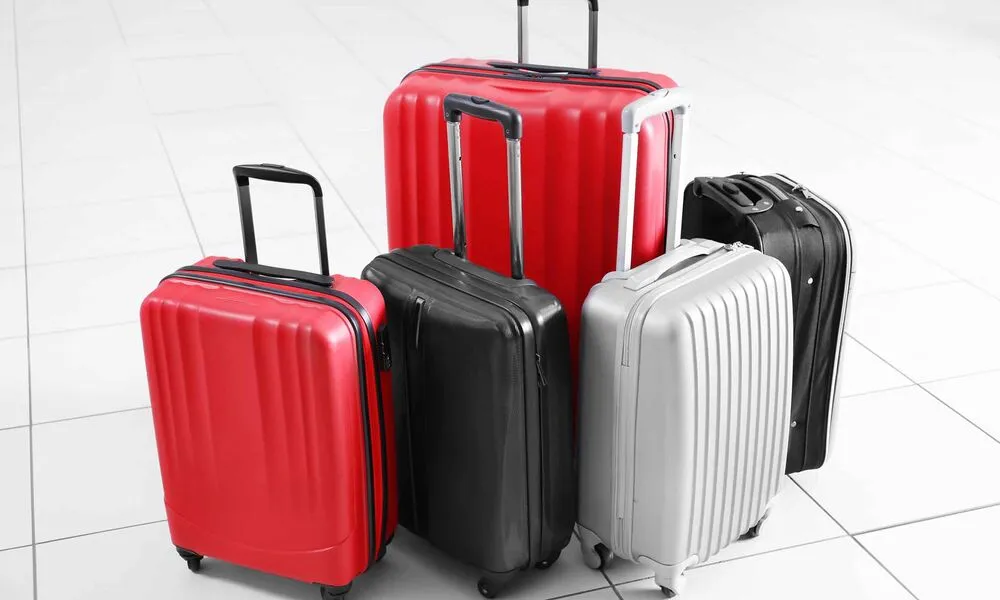 valise neuve &agrave; c&ocirc;t&eacute; d'une valise ab&icirc;m&eacute;e pour comparaison