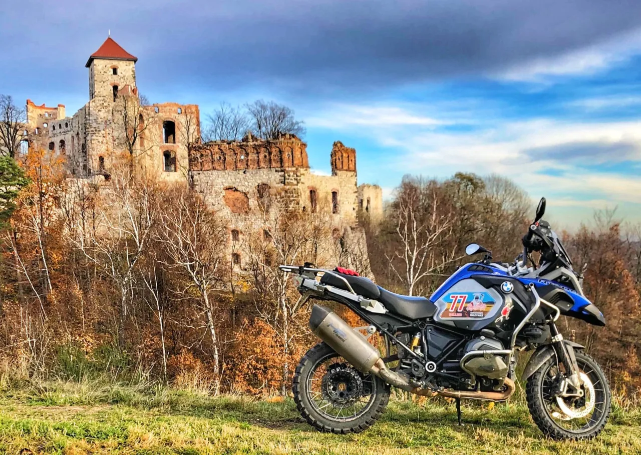 Motocykl przy zamku Ogrodzieniec Jura Krakowsko-Częstochowska