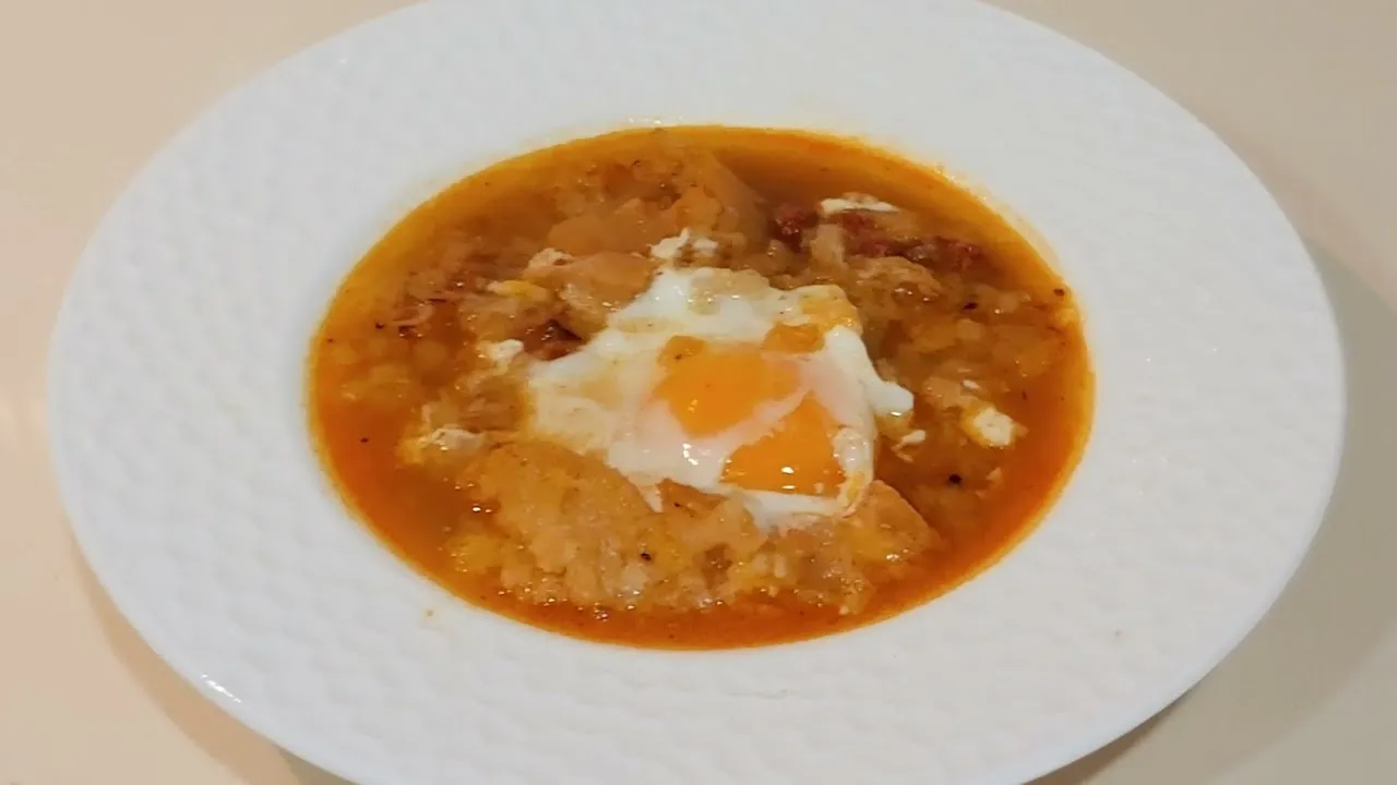 Sopa castellana con huevo escalfado y jamón