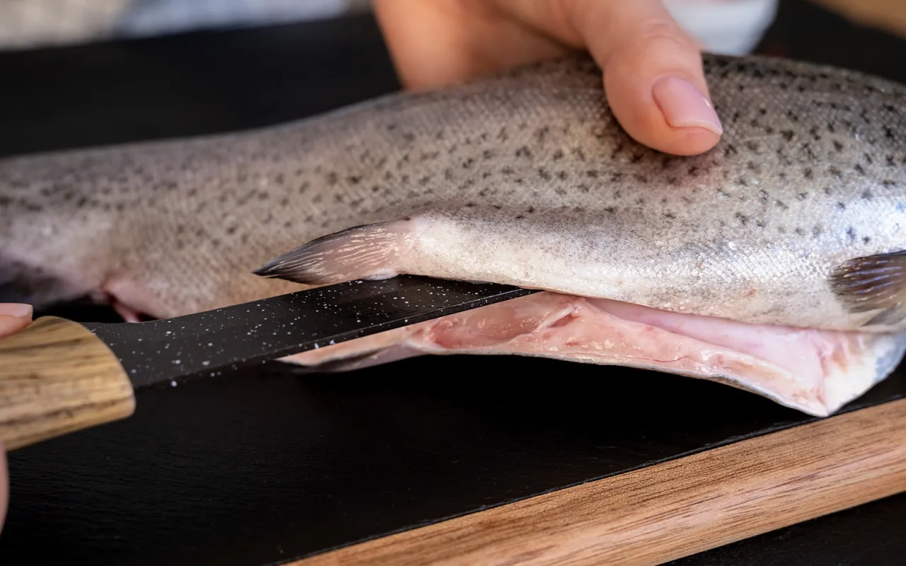 N&oacute;ż do filetowania i pęseta do ości