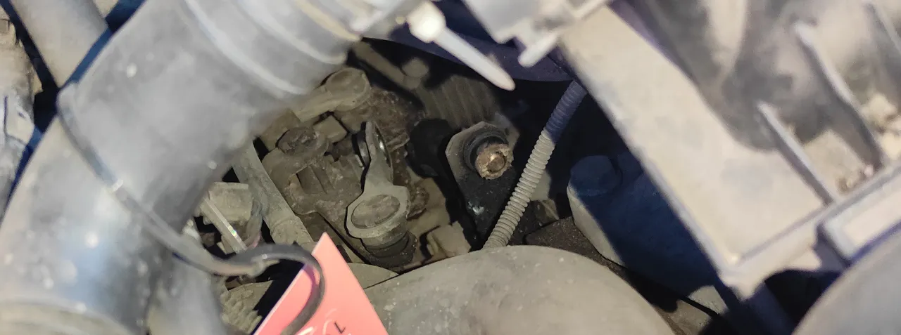 mechanizm zmiany bieg&oacute;w Golf 4 pod maską