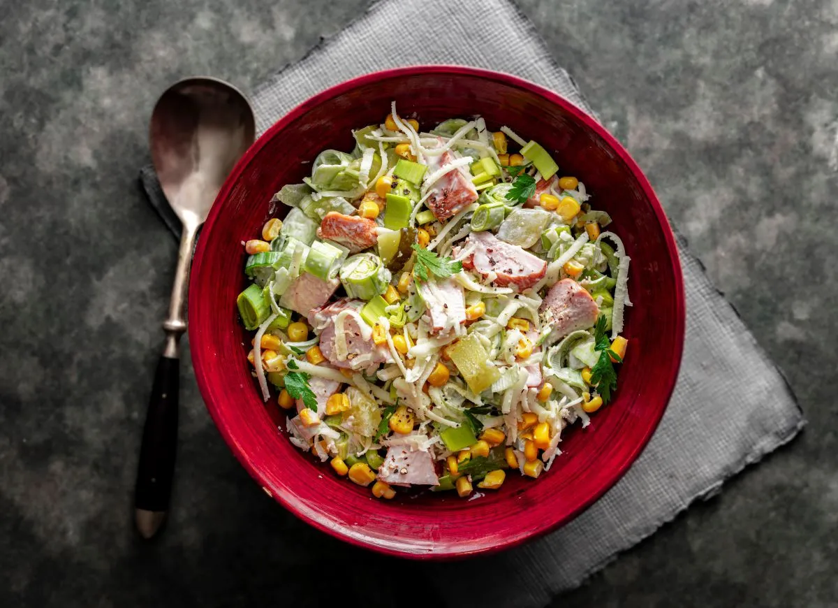 zdrowe sałatki z wędzonym kurczakiem