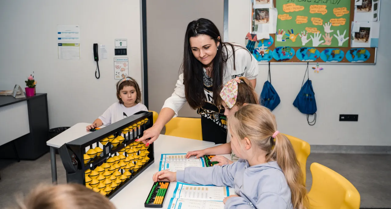 dziecko w szkole z nauczycielem, indywidualne podejście